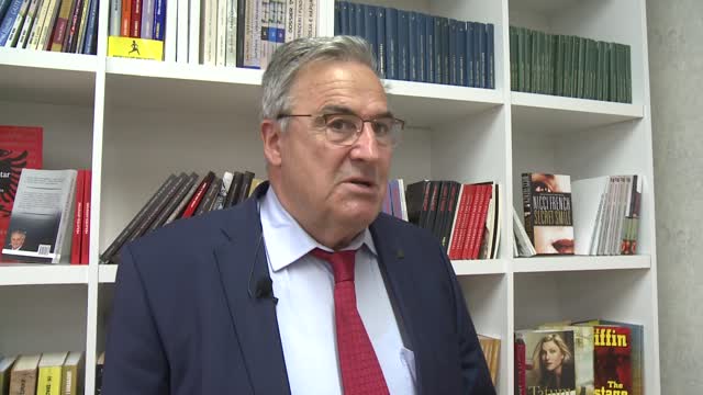 Dashamir Uruçi promovon librin “Në dritë të vetëtimës”